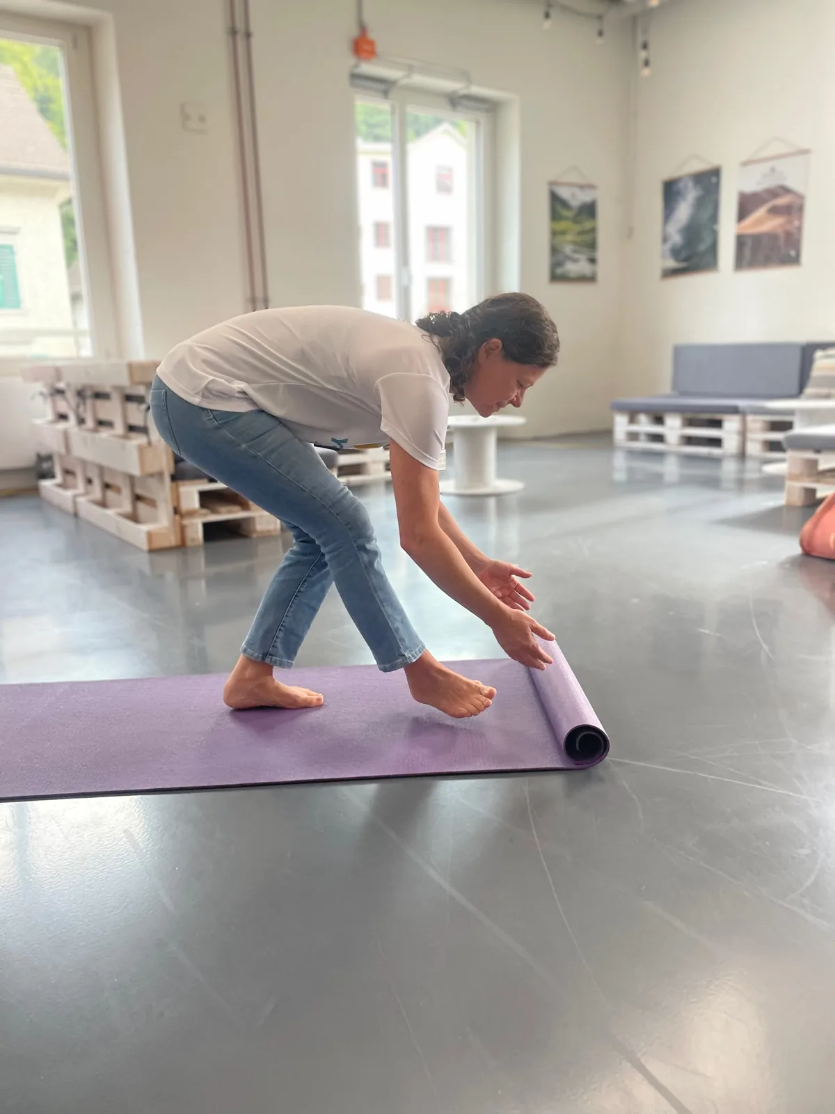 Daniela Küng rollt ihre Yogamatte auf.